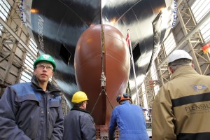 Arbeiter der Flensburger Schiffbaugesellschaft (FSG) begleiten einen Stapellauf. Die Fähre Seatruck Precision für die englische Reederei Seatruck Ferries wird zu Wasser gelassen