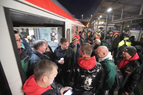 Pendler blockieren in Klanxbüll die Züge der Marschbahn